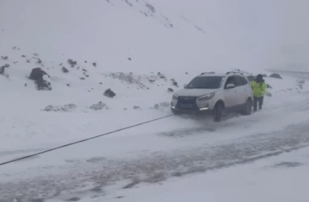 受強沙塵和強降雪天氣影響 新疆多地道路阻斷